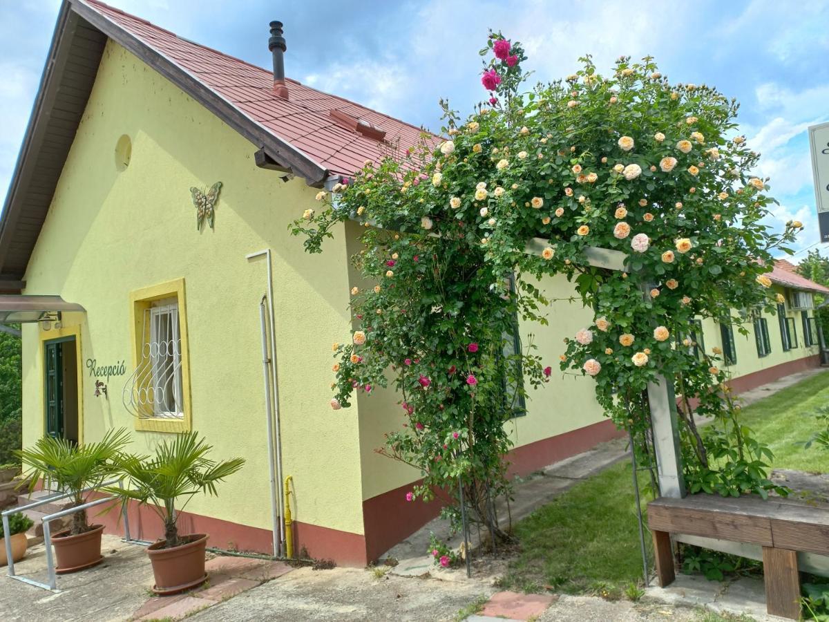 Arnyas Park Apartmanhaz Bed and Breakfast Balatonalmádi Εξωτερικό φωτογραφία